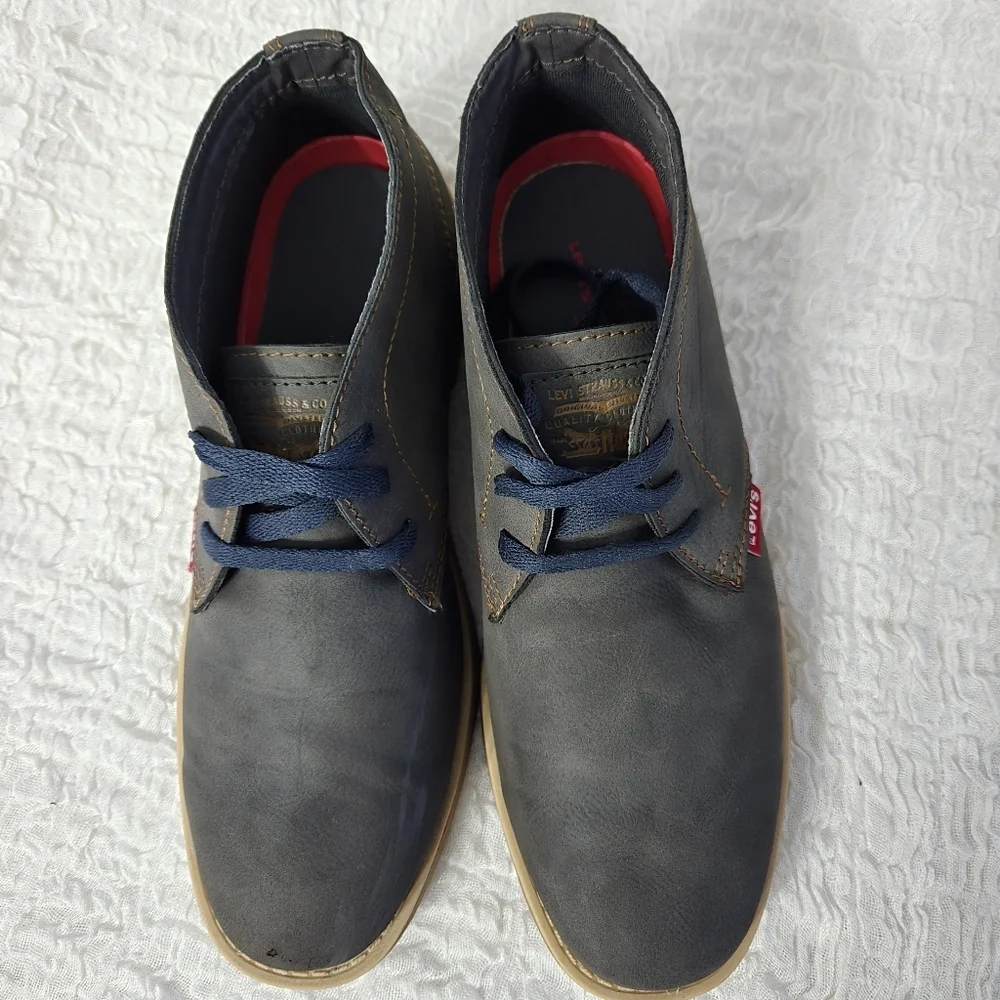 Levi's Cambridge Men Sz 8 Suede Leather Grey Casual Chukka Preppy Academia Boots